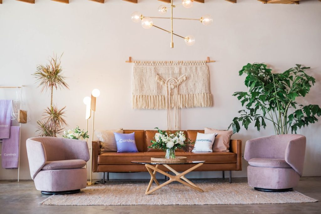 Alles over een hanglamp zwart metaal en een zwart gouden tafellamp
